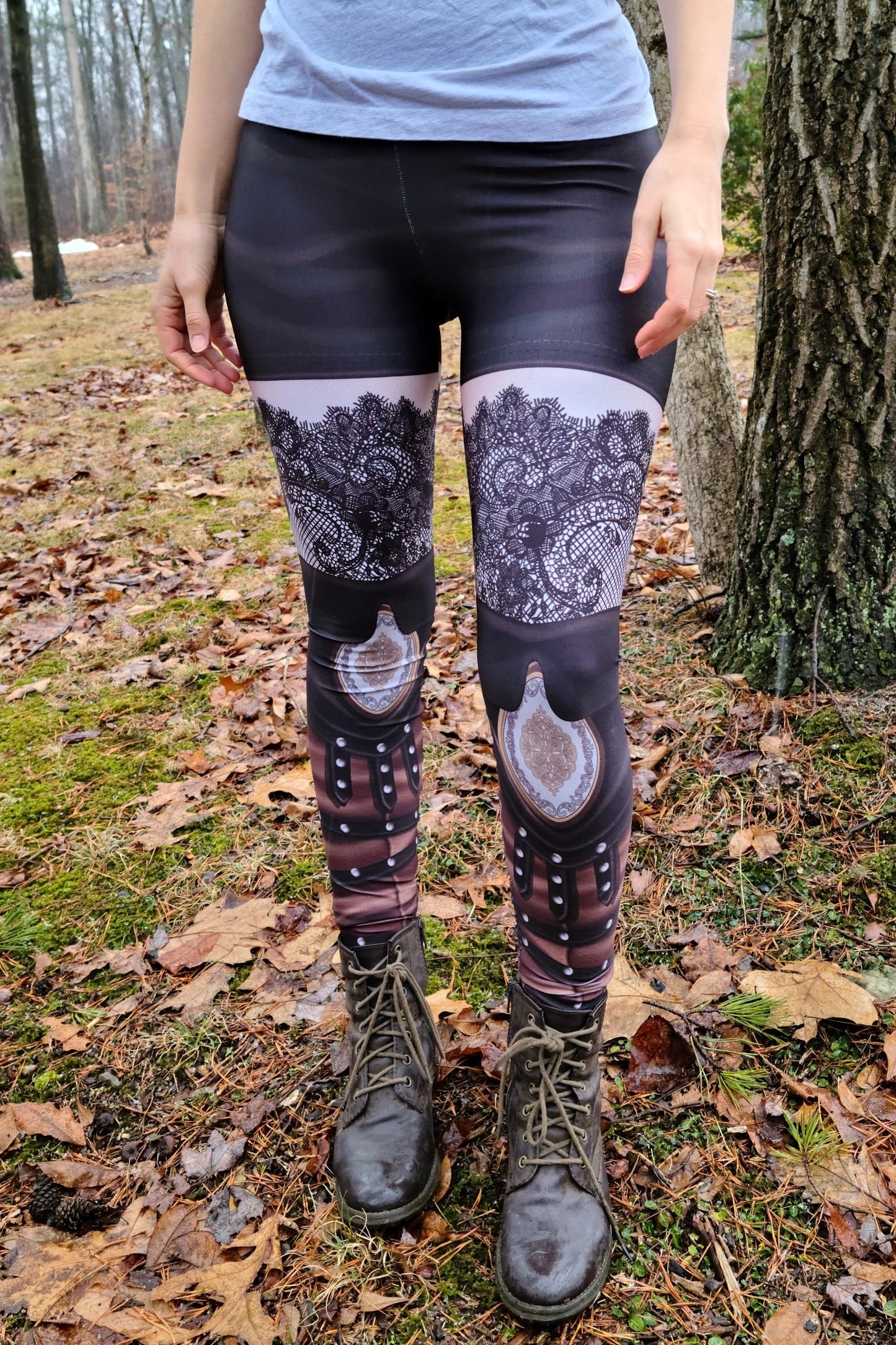 SORCERESS IN LACE LEGGINGS