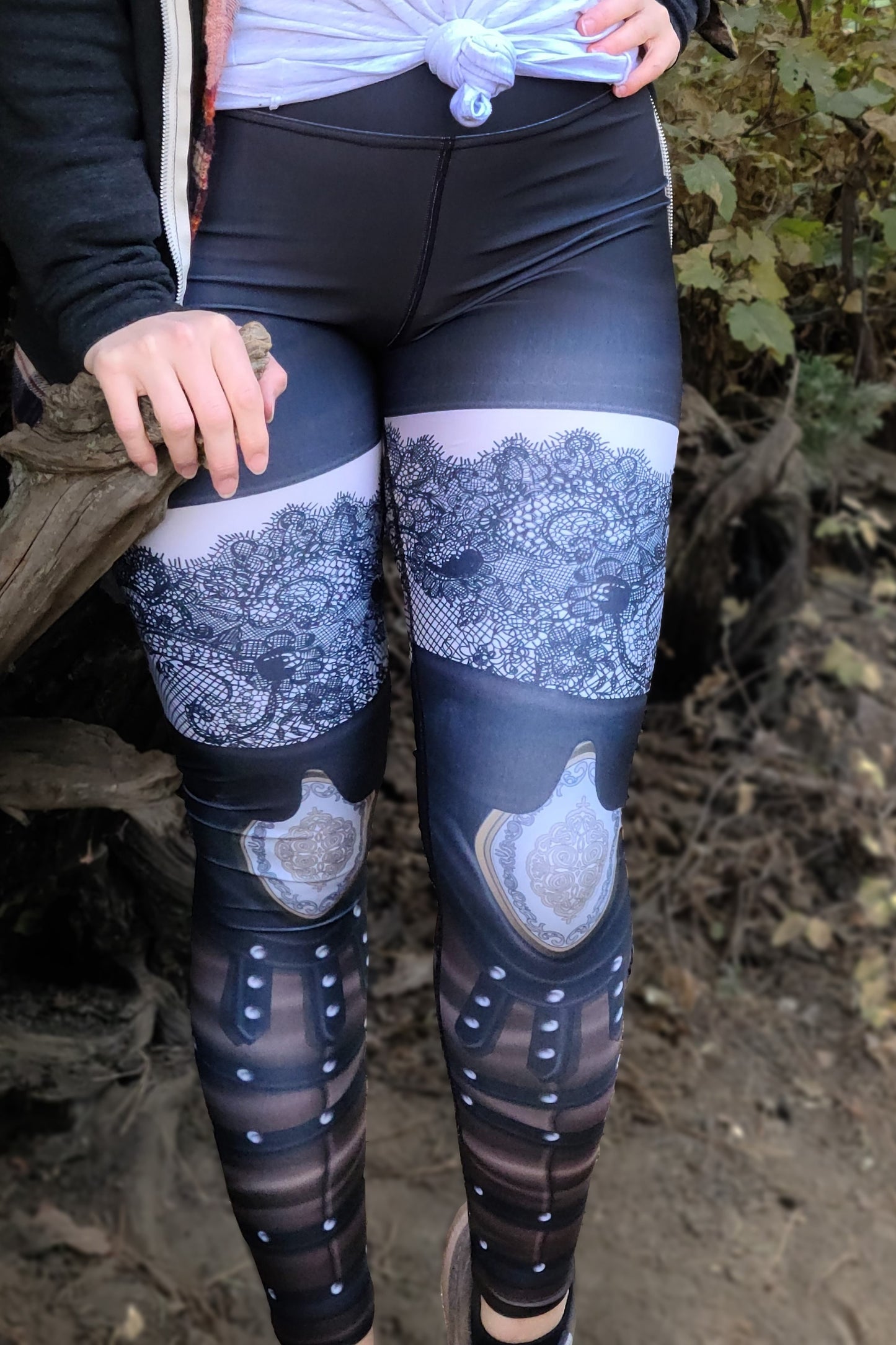 SORCERESS IN LACE LEGGINGS